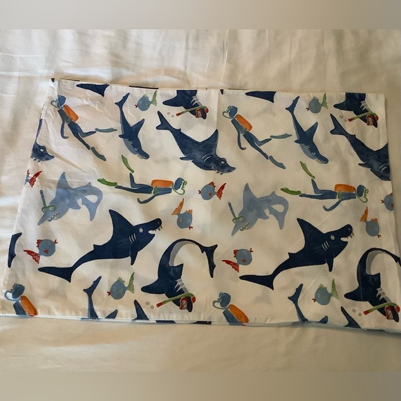 RARE POTTERY BARN KIDS Sharks Toddler Flat Sheet & Toddler Pillow Case. - Picture 2 of 7